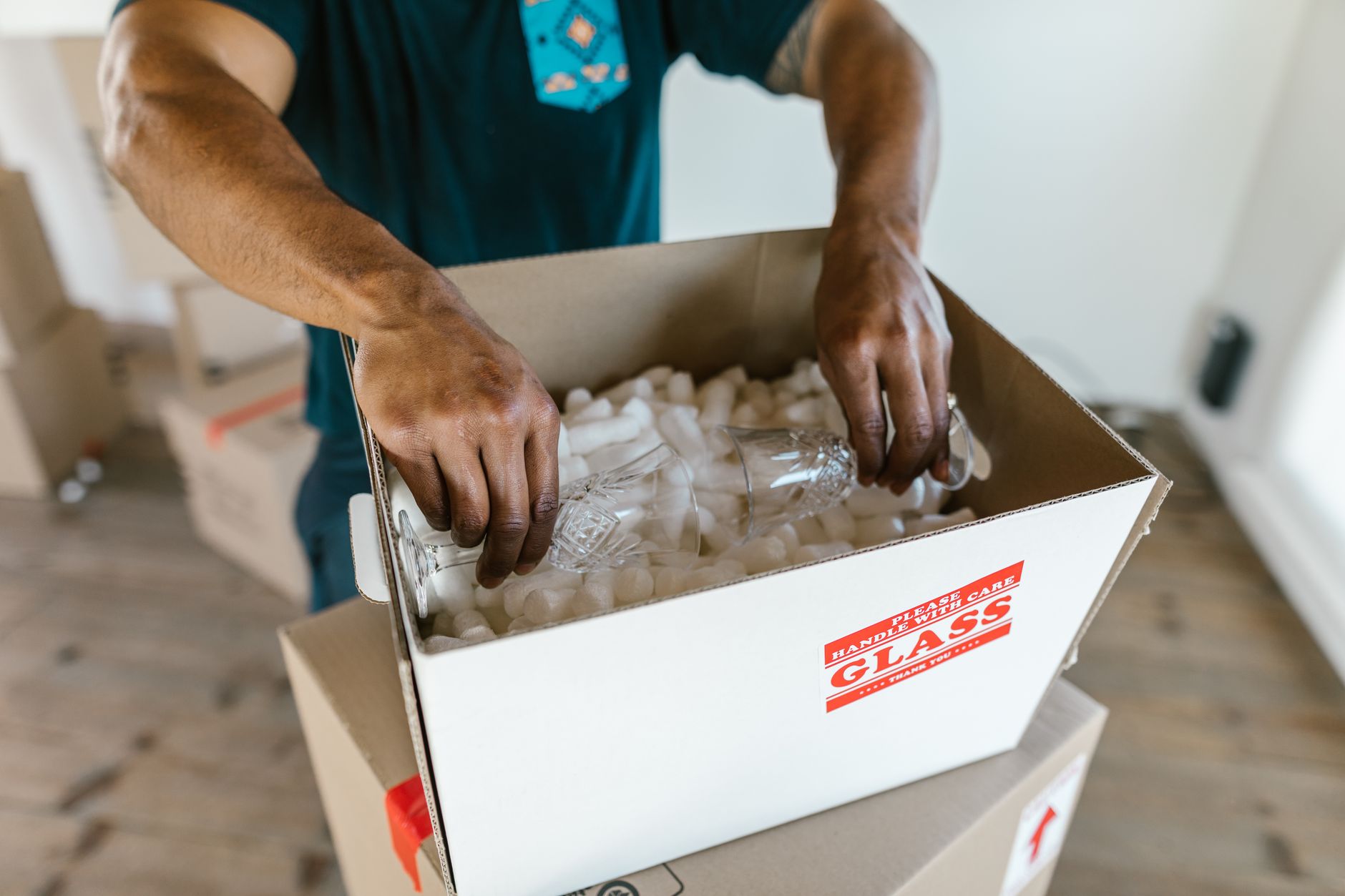 Paketlenmiş kutular ve taşınma ekipmanlarıyla dolu bir taşıma kamyonu