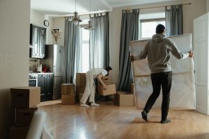 Sarıyer'de bir apartmanın önünde paketlenmiş kutular ve nakliye kamyonu