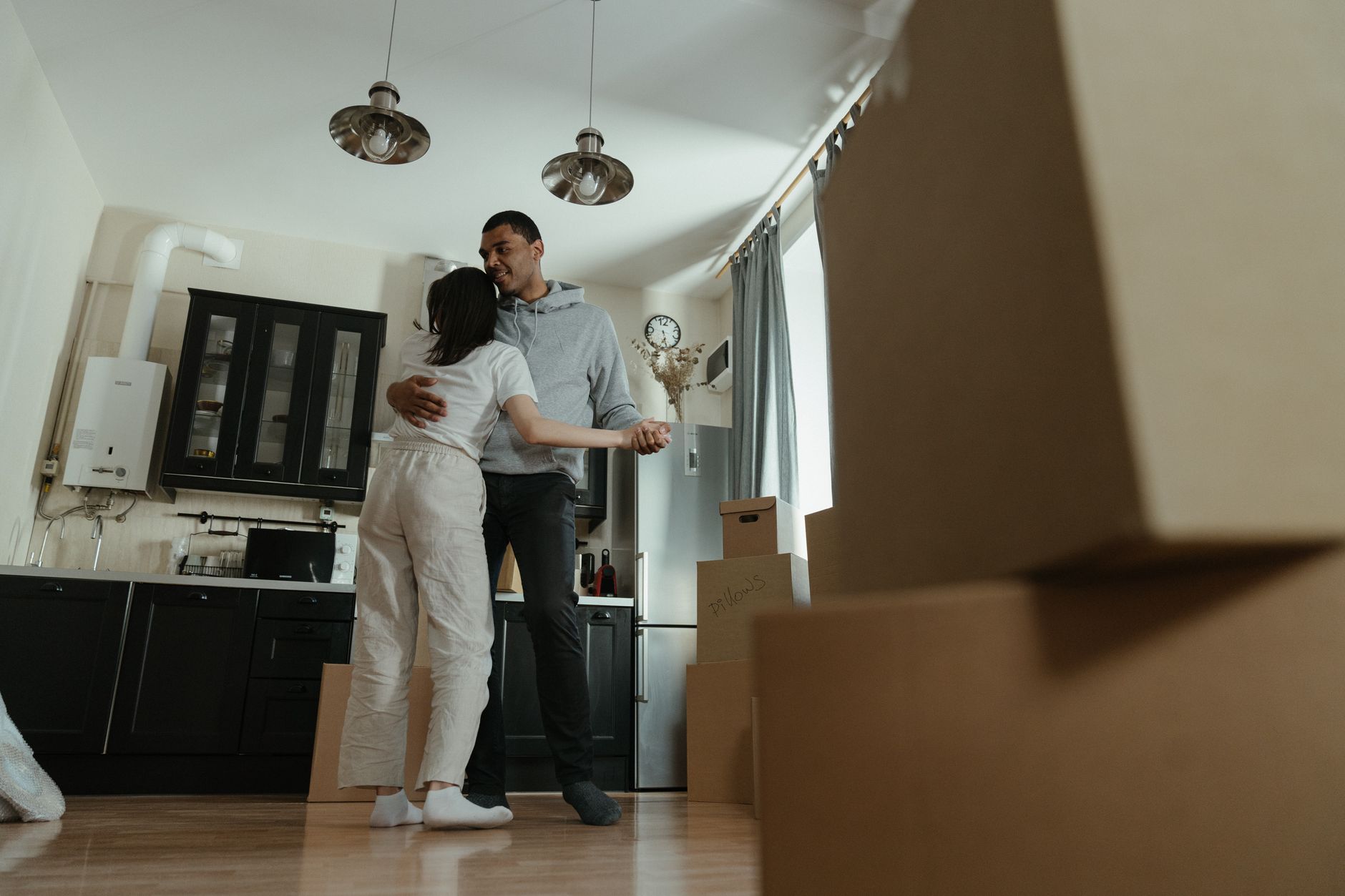 Sarıyer'de evden eve nakliyat için paketlenmiş kutular ve taşıma ekipmanları