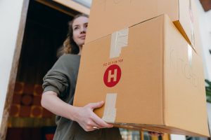Sarıyer'de evden eve nakliyat için paketlenmiş kutular ve koruyucu malzemeler