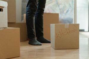 Nakliyat sırasında paketlenmiş eşyaların sigorta belgeleriyle birlikte fotoğrafı